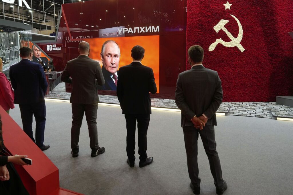 米ロ首脳会談、停戦に向け制裁緩和も焦点－戦時経済でプーチン氏苦境 - Bloomberg