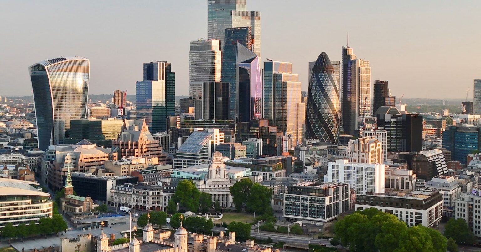 英第2四半期ＧＤＰは0.3％増、予想上回る | ロイター