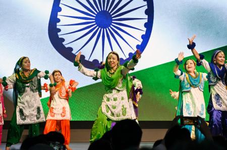 万博、インド伝統舞踊華やかに ナショナルデー | 全国のニュース | 福井新聞ONLINE