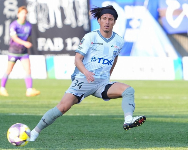 札幌OBは「来なかったので打ったと思う」。新生コンサ相手に秋田が先制。諸岡の右足シュートが味方に当たりゴールイン