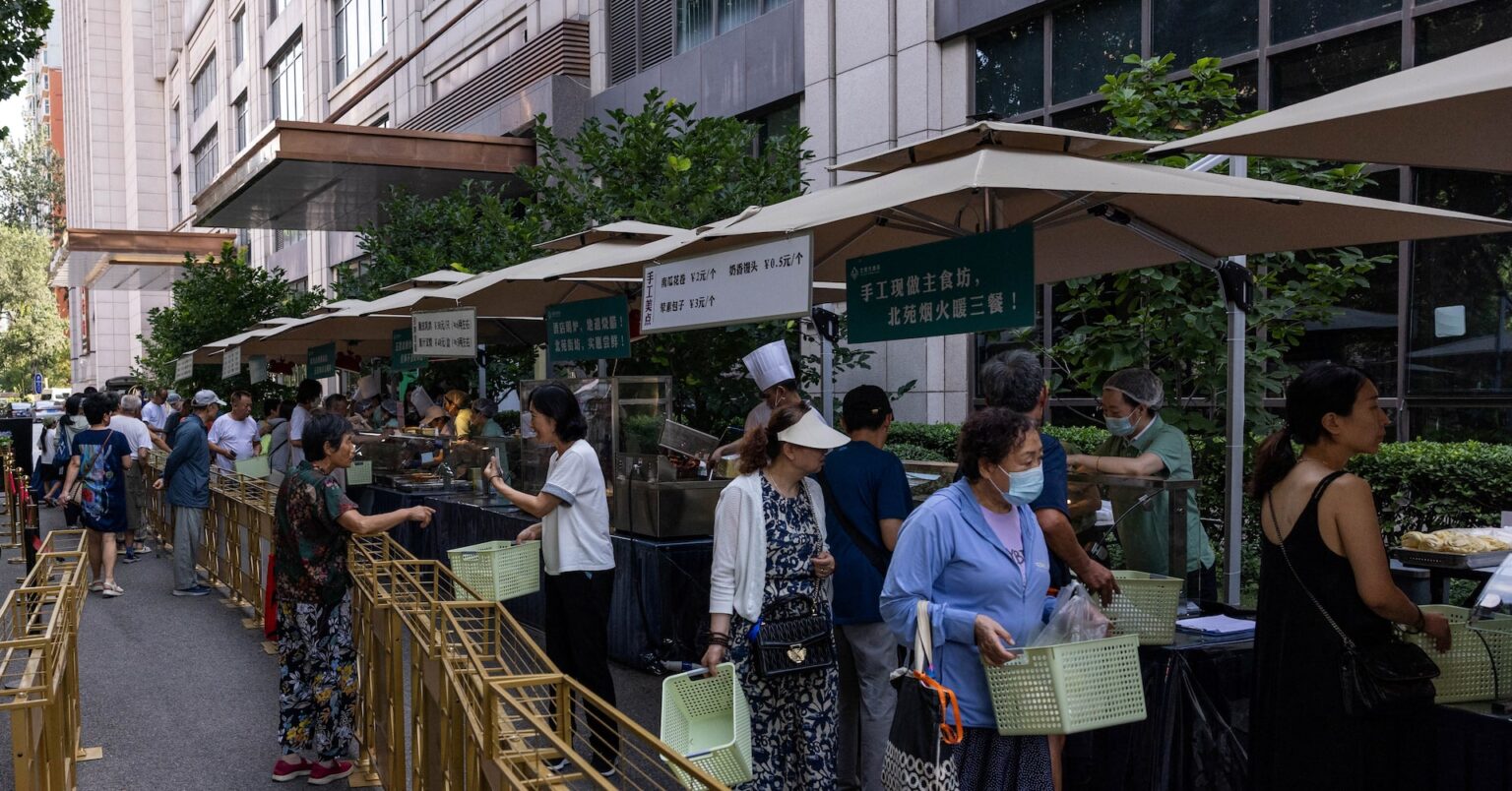 アングル：屋台販売で稼ぐ中国の高級ホテル、デフレ下で必死の生き残り策 | ロイター