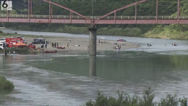 遊泳中に流された２６歳男性を川底で発見　その場で死亡確認　子ども含む十数人のグループでＢＢＱに　和歌山・白浜町の日置川