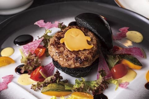黒いハンバーガーとおばけチーズ カラフルサラダ添え 東京ベイ舞浜ホテル 2025年秋のアフタヌーンティー「ダーク・ハロウィーン」「デザートスタンド」