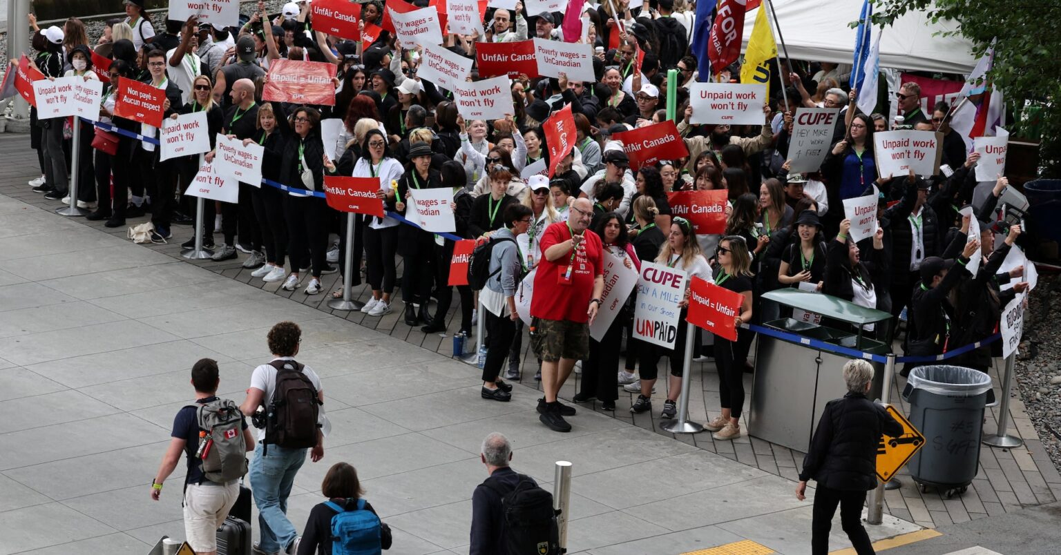 エア・カナダ客室乗務員、復職命令を拒否　ストライキ継続 | ロイター