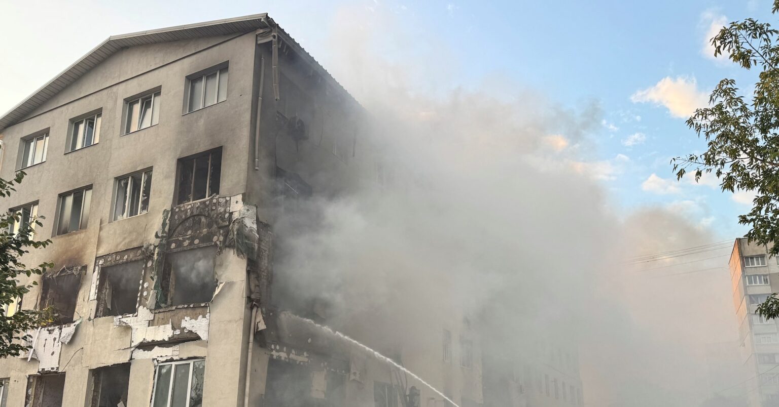 ウクライナ東部で幼児含む3人死亡、ロシアがミサイル・無人機攻撃 | ロイター