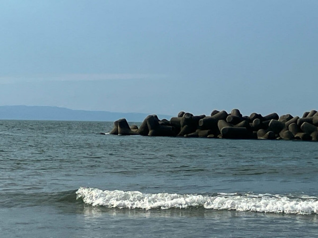 【続報】海水浴場で20代の男性 死亡　波打ち際にうつ伏せの状態で見つかる　警察と消防　近く司法解剖で死因 調べる　富山