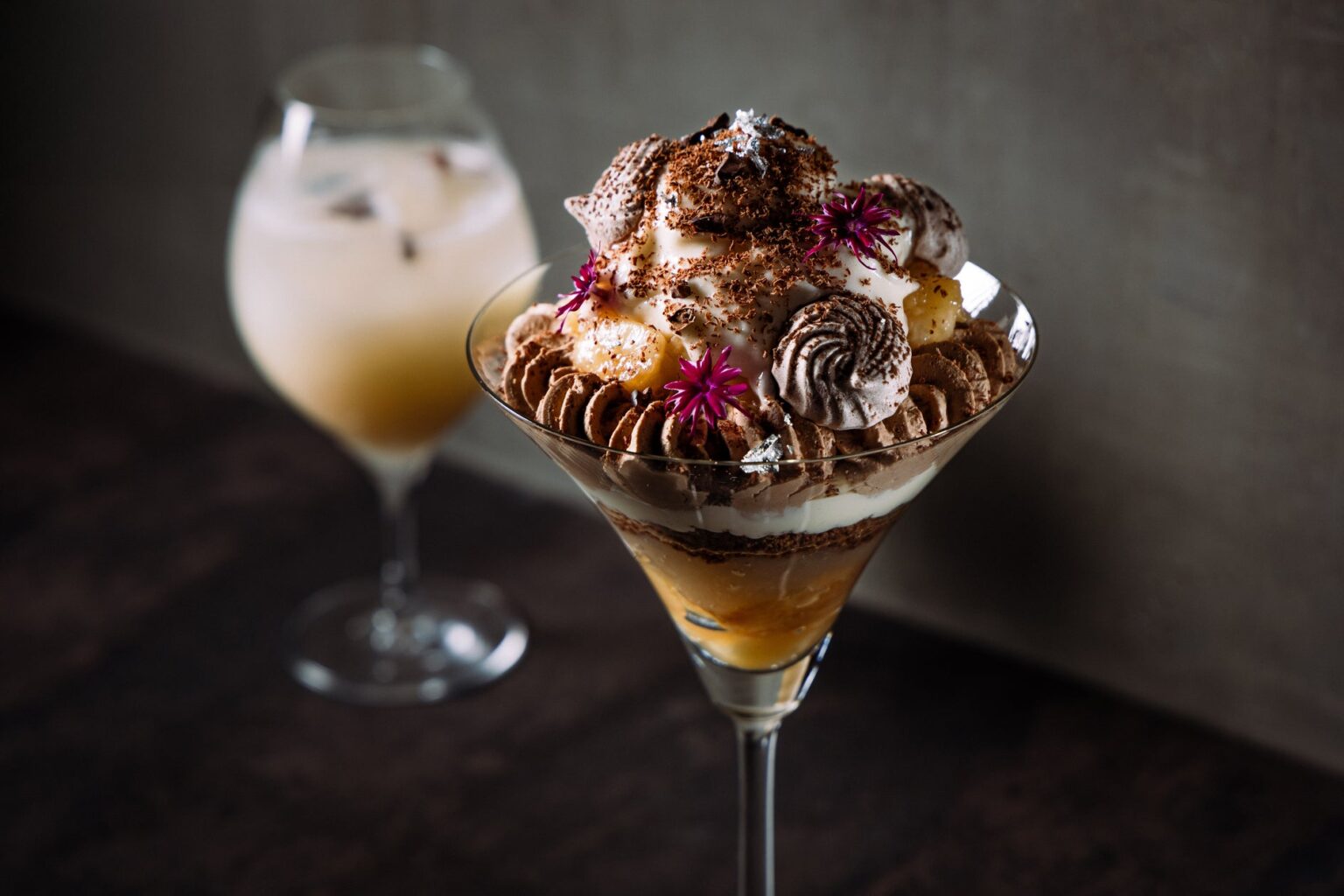 完全会員制パフェバー「Remake easy」、8月限定『桃とペルーカカオの夏のビーントゥバーチョコレートパフェ』が登場。フルーティーな香りのカカオと完熟の白桃が重なり合う、夏だけのマリアージュ。 | Remake easy株式会社のプレスリリース