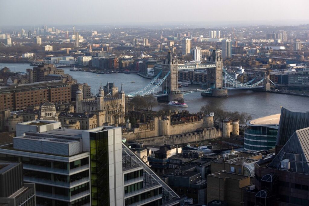 英国の富裕層は課税強化なら海外へ脱出、米・カナダ・豪州へ－調査 - Bloomberg