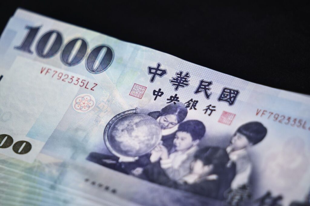台湾ドル下落、５月以来の安値－海外マネーが株式市場から流出 - Bloomberg