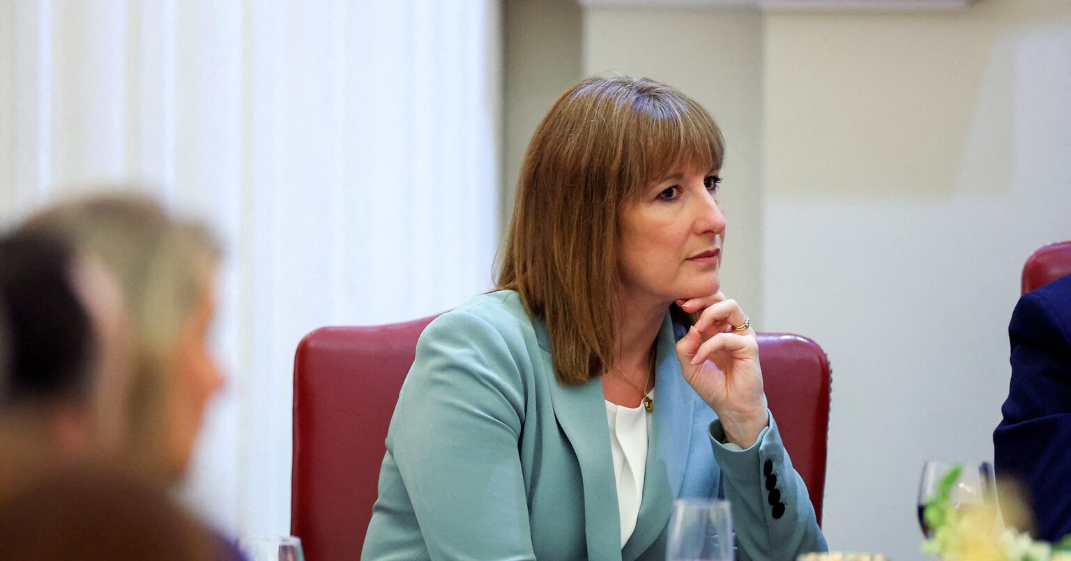 英政府借入額、1─7月は予測と一致　政府に課題残る | ロイター