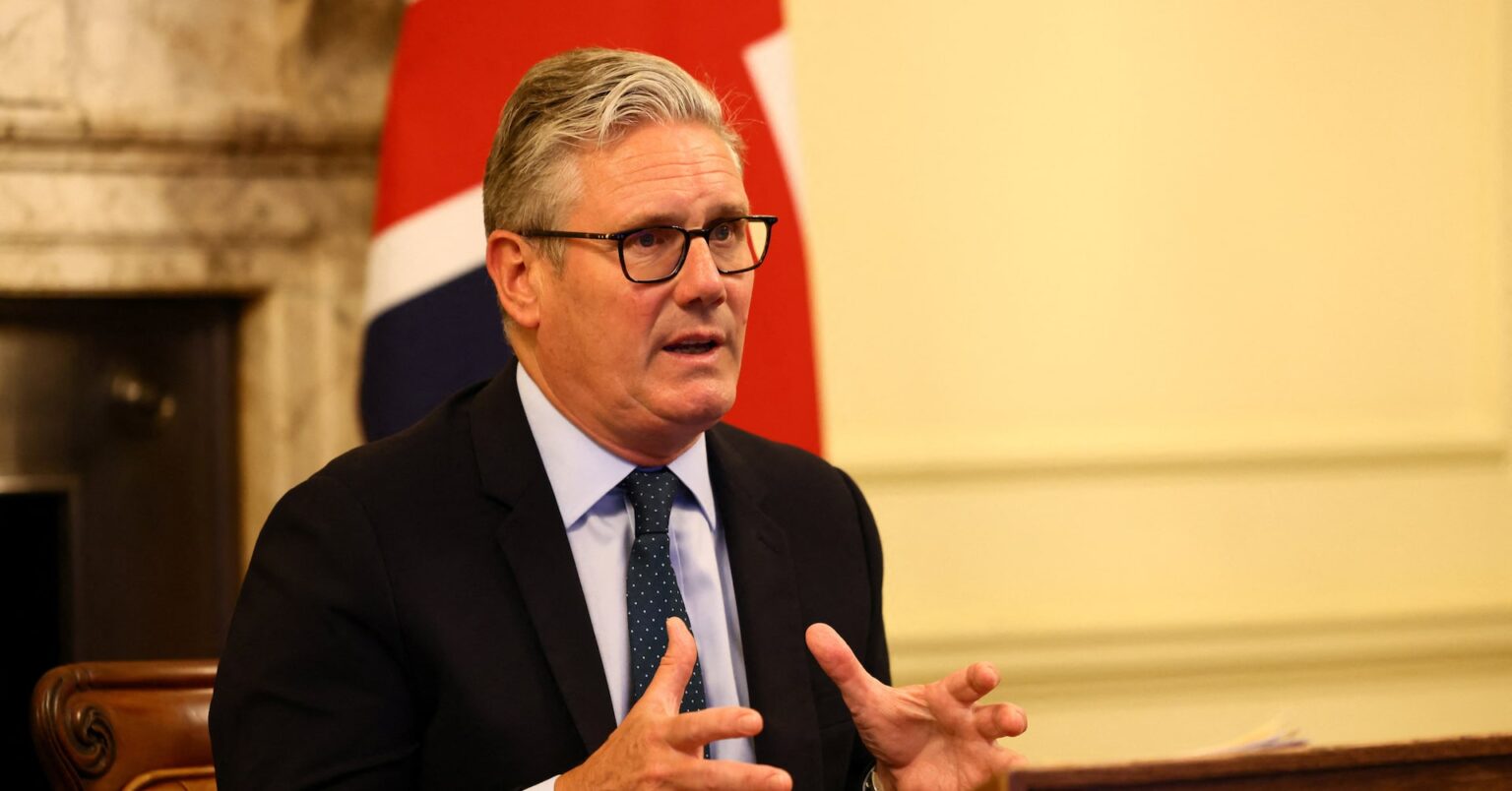 英国の難民申請が過去最高、首相は新たな批判に直面 | ロイター