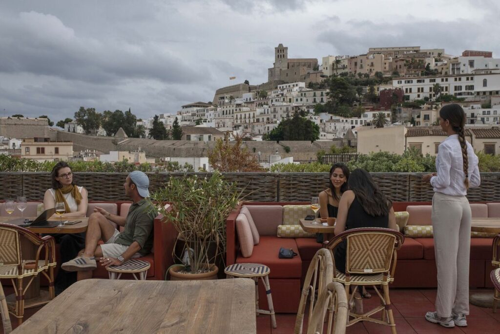 オーバーツーリズムに気候変動が追い打ち、イビサが危ない－海は限界 - Bloomberg