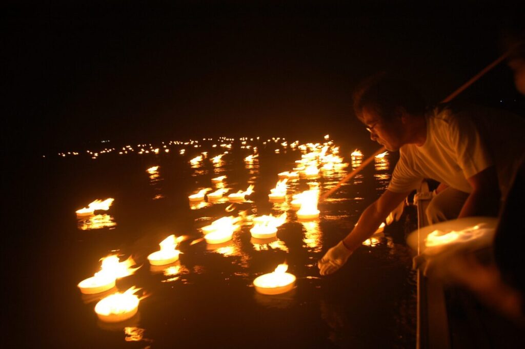 【群馬県千代田町】川面を流れる灯ろうと迫力ある花火の幻想的なお祭りとは? ふるさと納税返礼品でビールも