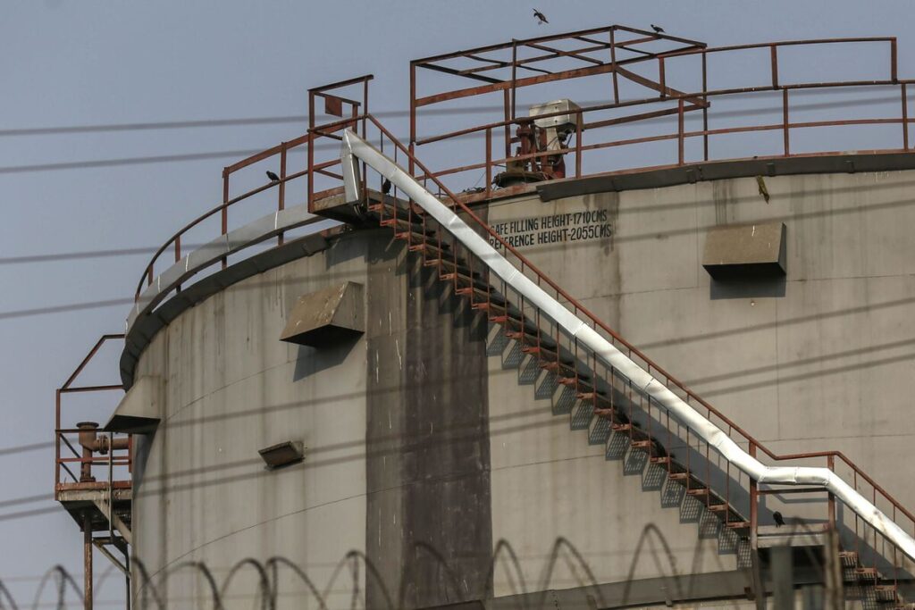 ナバロ米上級顧問､インドのロシア産原油購入を非難-50％関税発動迫る - Bloomberg