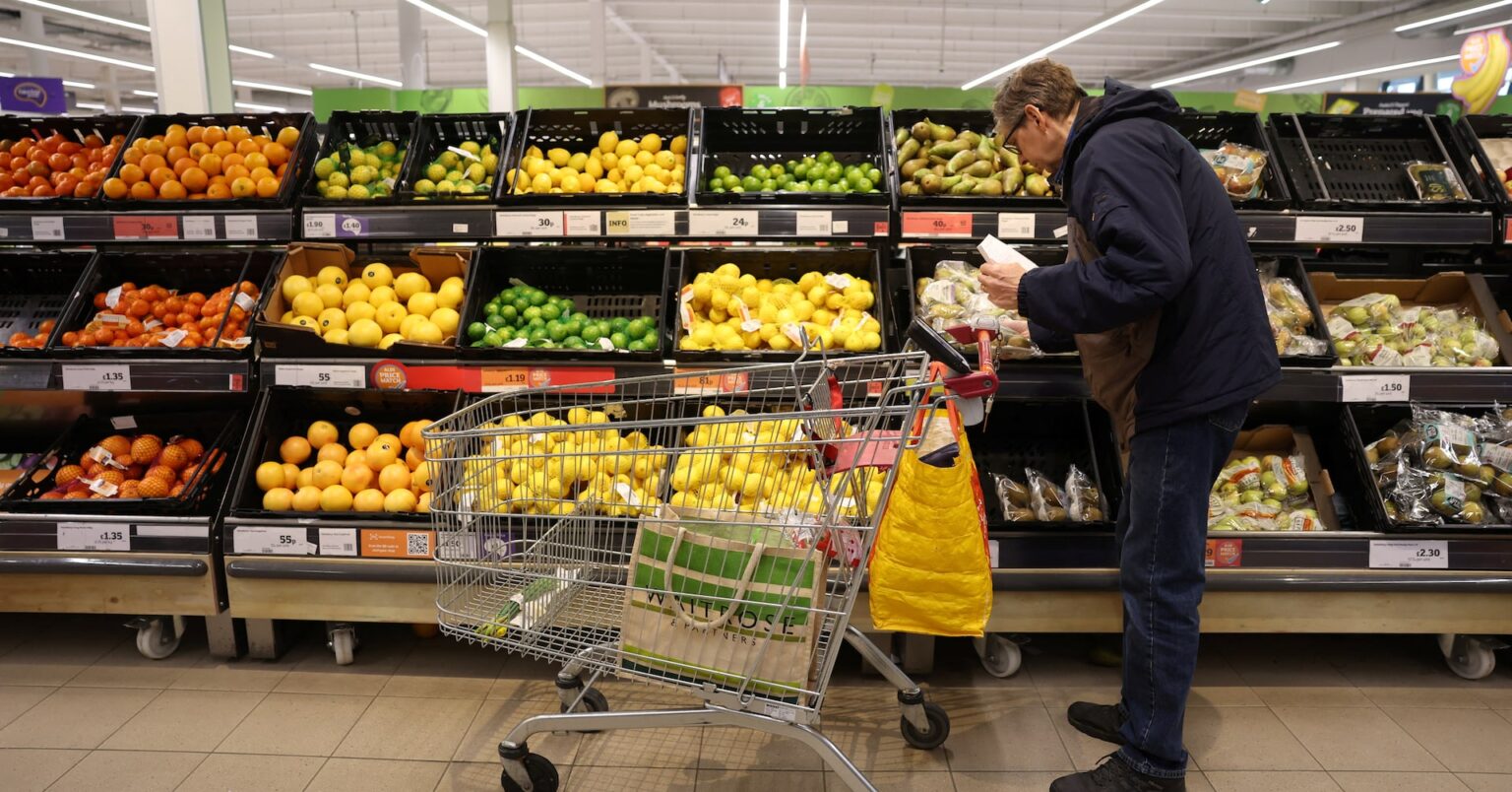 焦点：英の根強い物価高に中銀が懸念強めるか、8月に4％到達予想も | ロイター