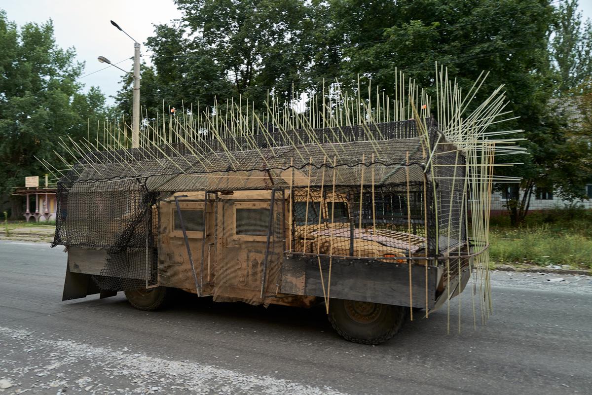 ドローン攻撃に対抗するためにケージ装甲に覆われたウクライナ軍の車両。