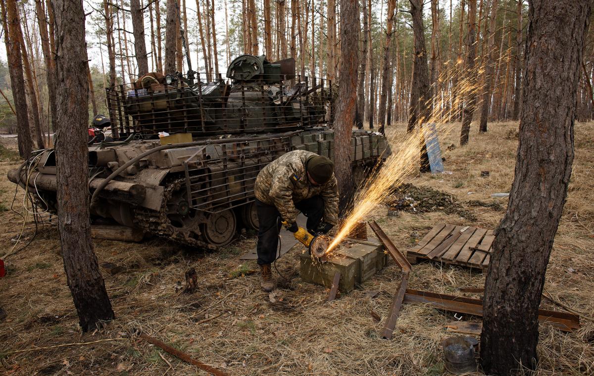 T-64戦車に取り付けるための格子状の装甲を用意するウクライナ軍修理大隊の兵士。2024年2月3日、ウクライナ・ドネツク州にて撮影。