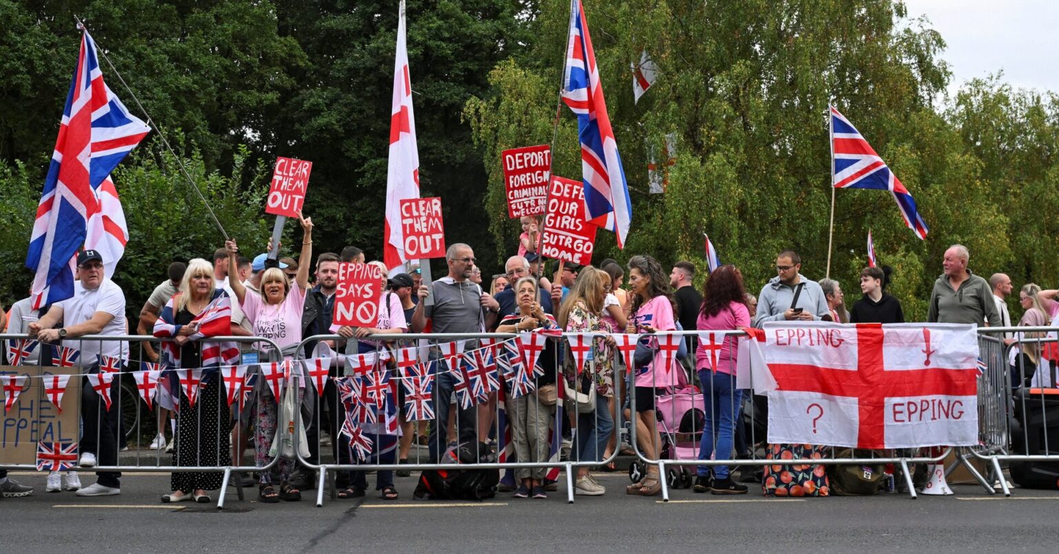 英国で反移民デモ続く、ポピュリスト政党は強制送還計画打ち出す | ロイター