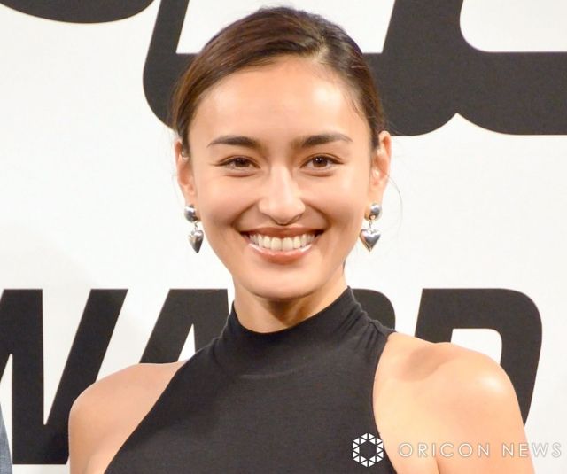 長谷川潤、定山渓に続きニセコへ　夏の北海道を満喫する親子ショットに“道民”「憧れの人が片道2時間の所にいる」 | | ORICON NEWS