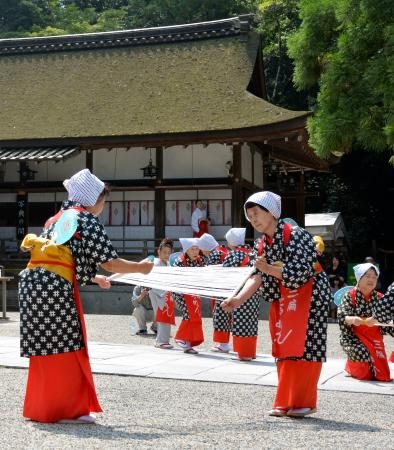 奈良・桜井で「そうめん」踊り　繁忙期終え、生産者らが感謝祭 - 琉球新報デジタル