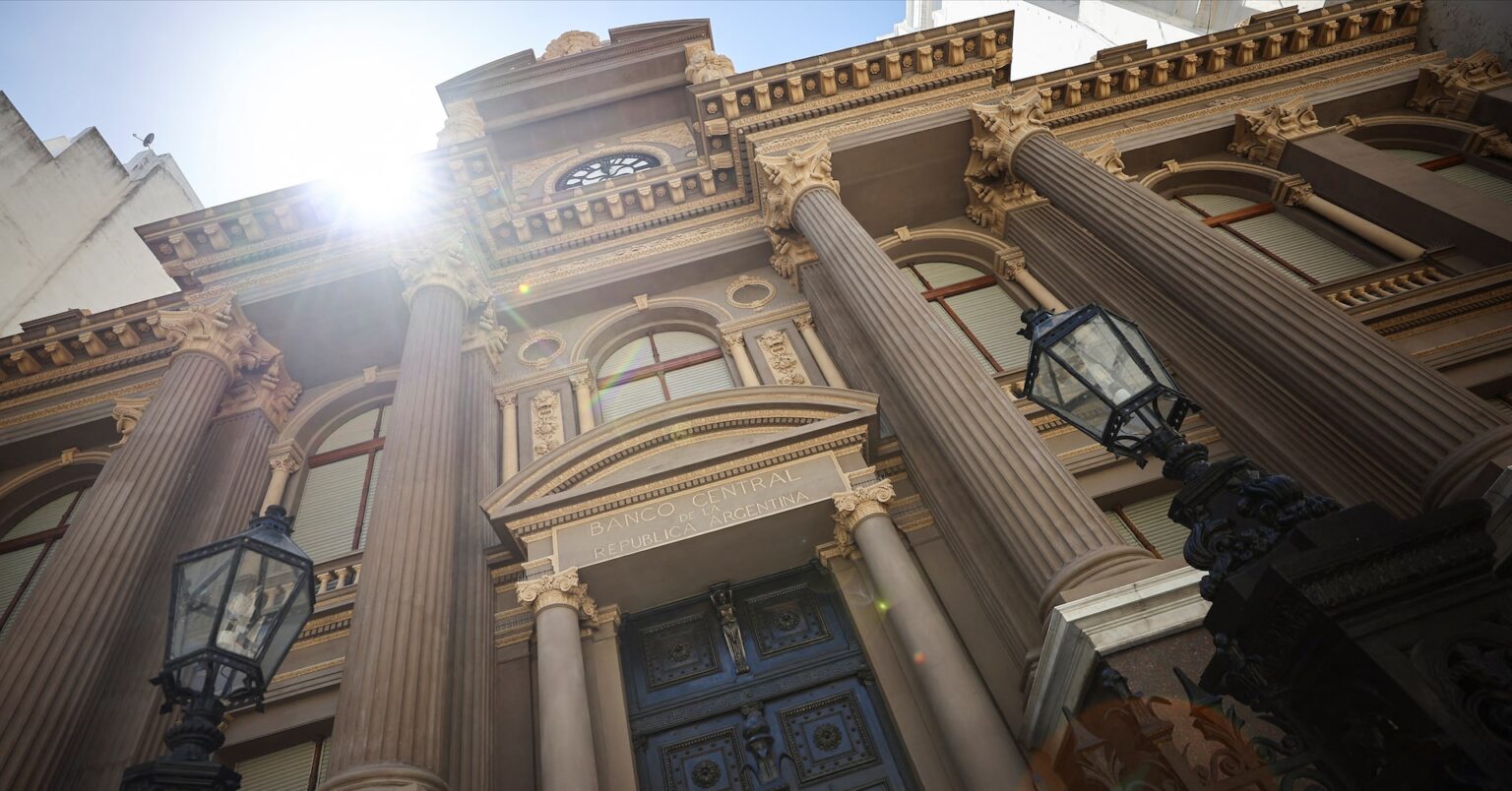 アルゼンチン中銀、預金準備率を50％近くに　選挙控え市場安定図る | ロイター