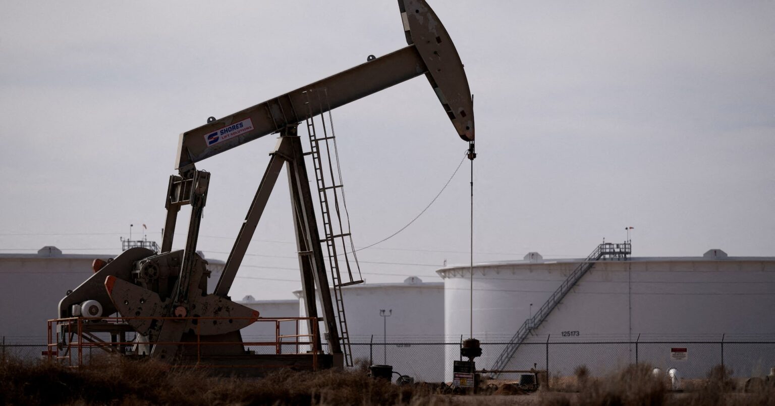 原油先物は小動き、米国の対インド追加関税の影響見極め | ロイター