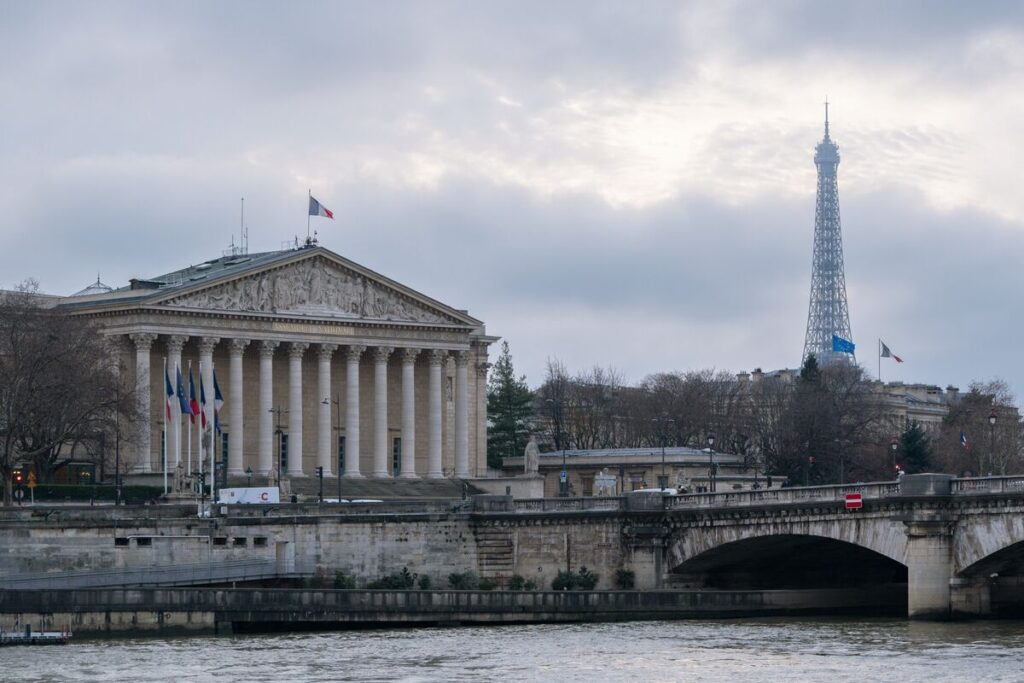フランス・ドイツ10年債利回り差80ｂｐに拡大、仏政治不安で４月以来 - Bloomberg