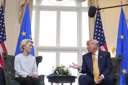 共同声明を発表したドナルド・トランプ米大統領と欧州委員会のウルズラ・フォンデアライエン委員長（写真＝AP/アフロ）