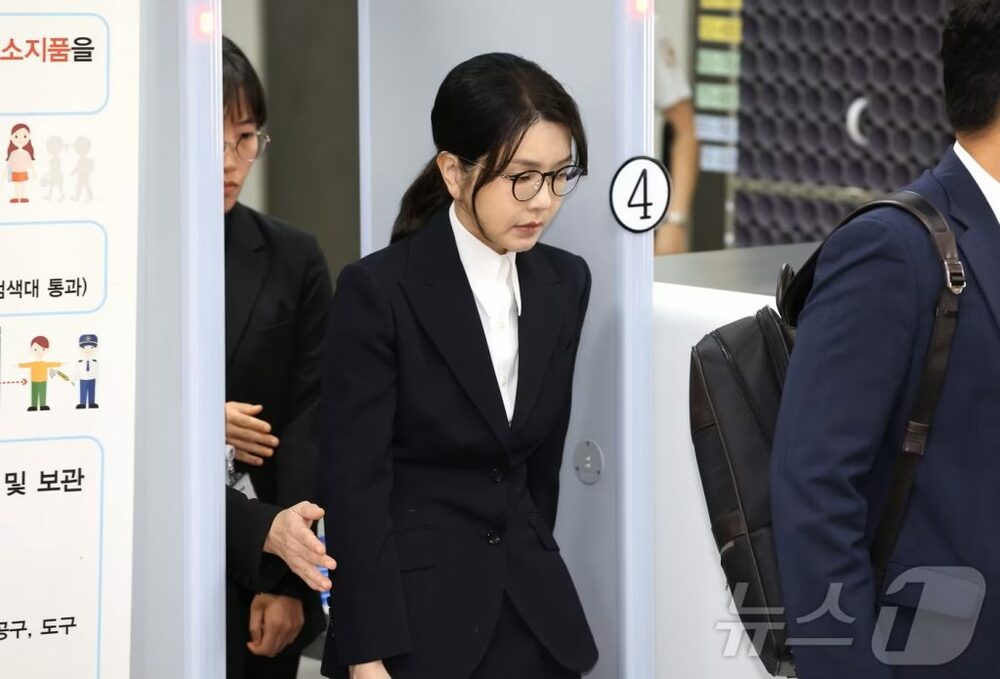 韓国前ファーストレディー、29日に起訴へ…特別検察、5回目の事情聴取　写真枚　国際ニュース：AFPBB News