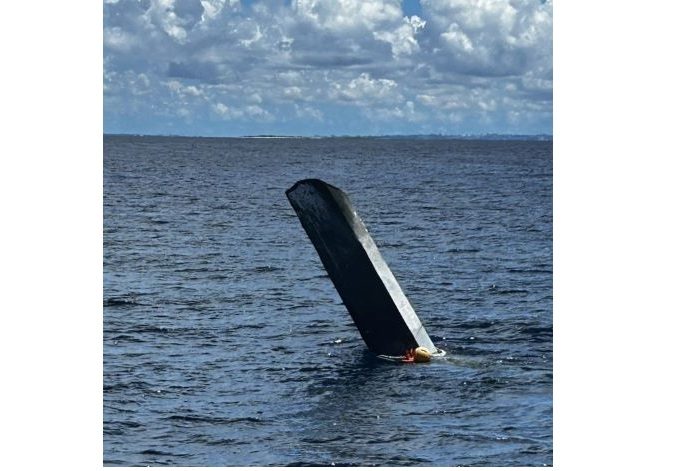 船？謎の物体が漂流　沖縄・渡嘉敷島の周辺　海面3ｍ、全長16mか - 琉球新報デジタル