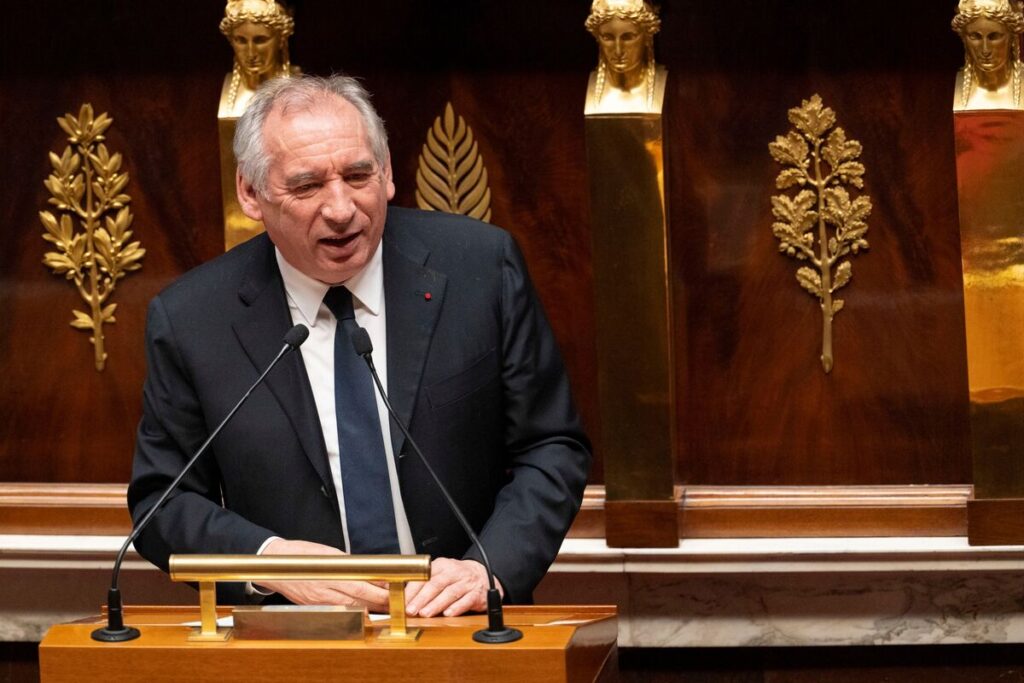 フランス首相、信任投票控え議員と直接協議へ－強まる退陣圧力 - Bloomberg