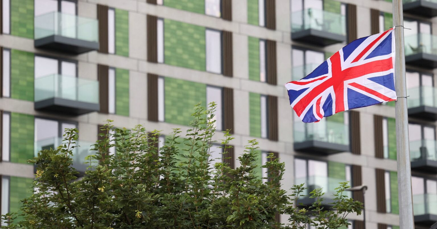 アングル：英国で広がる「国旗掲揚運動」、反移民気運を反映と警戒する声も | ロイター