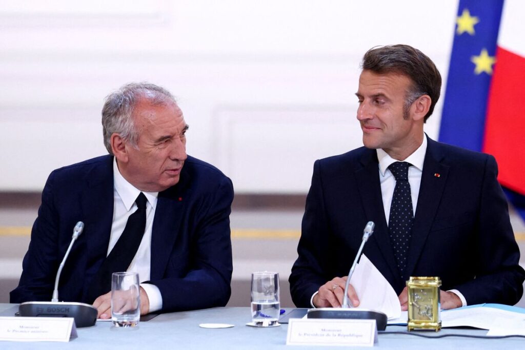 マクロン仏大統領、バイル首相支持改めて強調－自身の辞任は否定 - Bloomberg