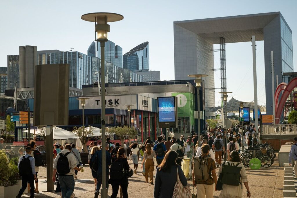 フランスの政治不安、市場影響は軽微の見通し－ストラテジストら - Bloomberg