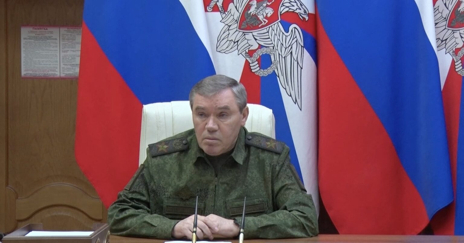 ロシア軍参謀総長、前線で攻勢主張　春以降に3500平方キロ占領 | ロイター