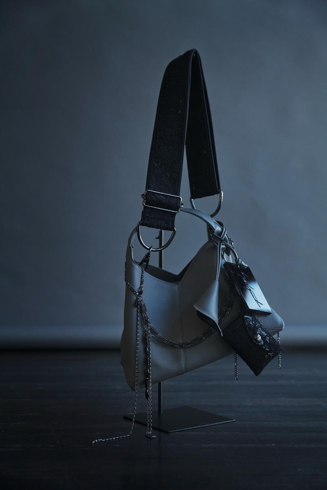 ポリへドロン S + ショルダー ベルト エンブロイダリー + トゥルース チャーム ショルダー 429,000円