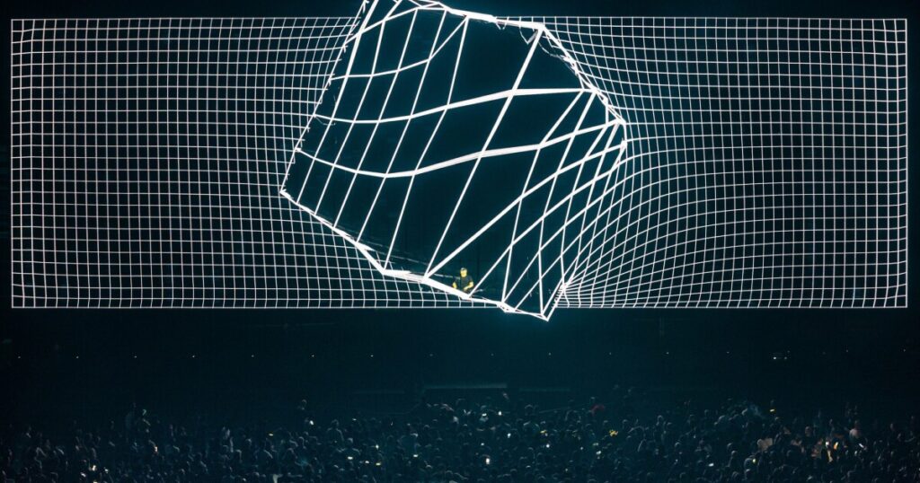Eric Prydz (エリック・プライズ) 、スペイン開催の『Sonar Festival』で事前録音されたセットを使用したことがファンにバレて正直に事情を説明するも賛否両論