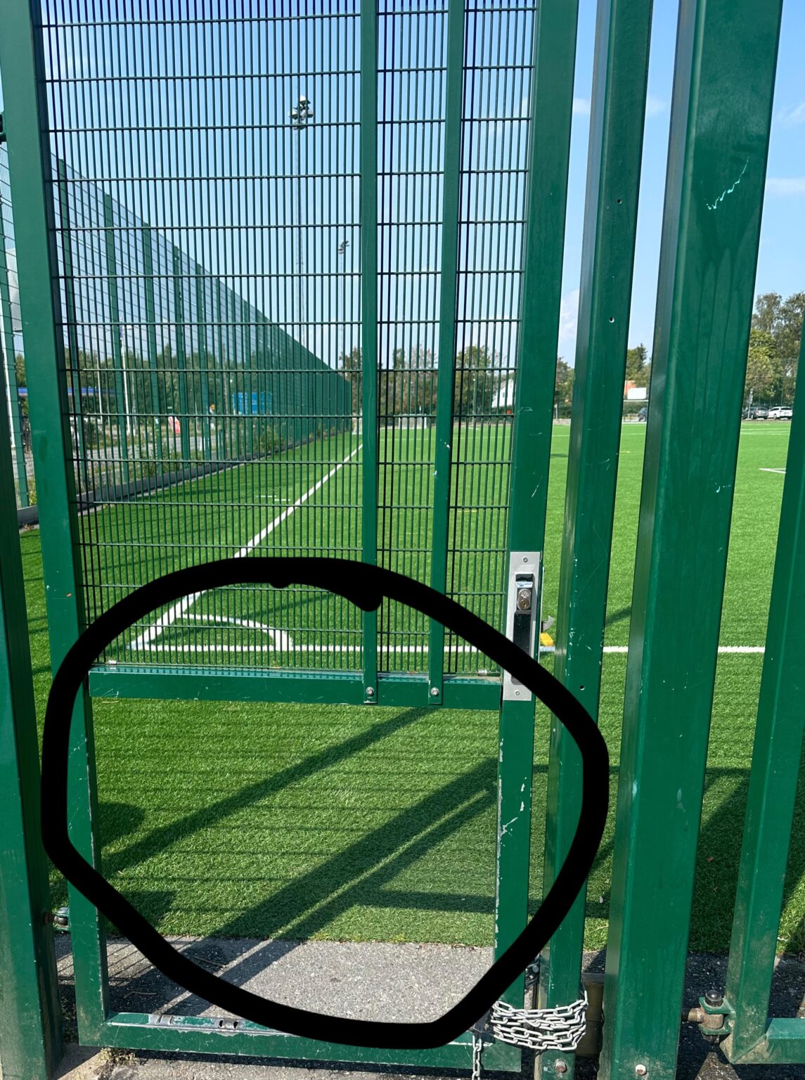 サッカーのピッチに対するこれらのばかげた入り口の意味は何ですか？