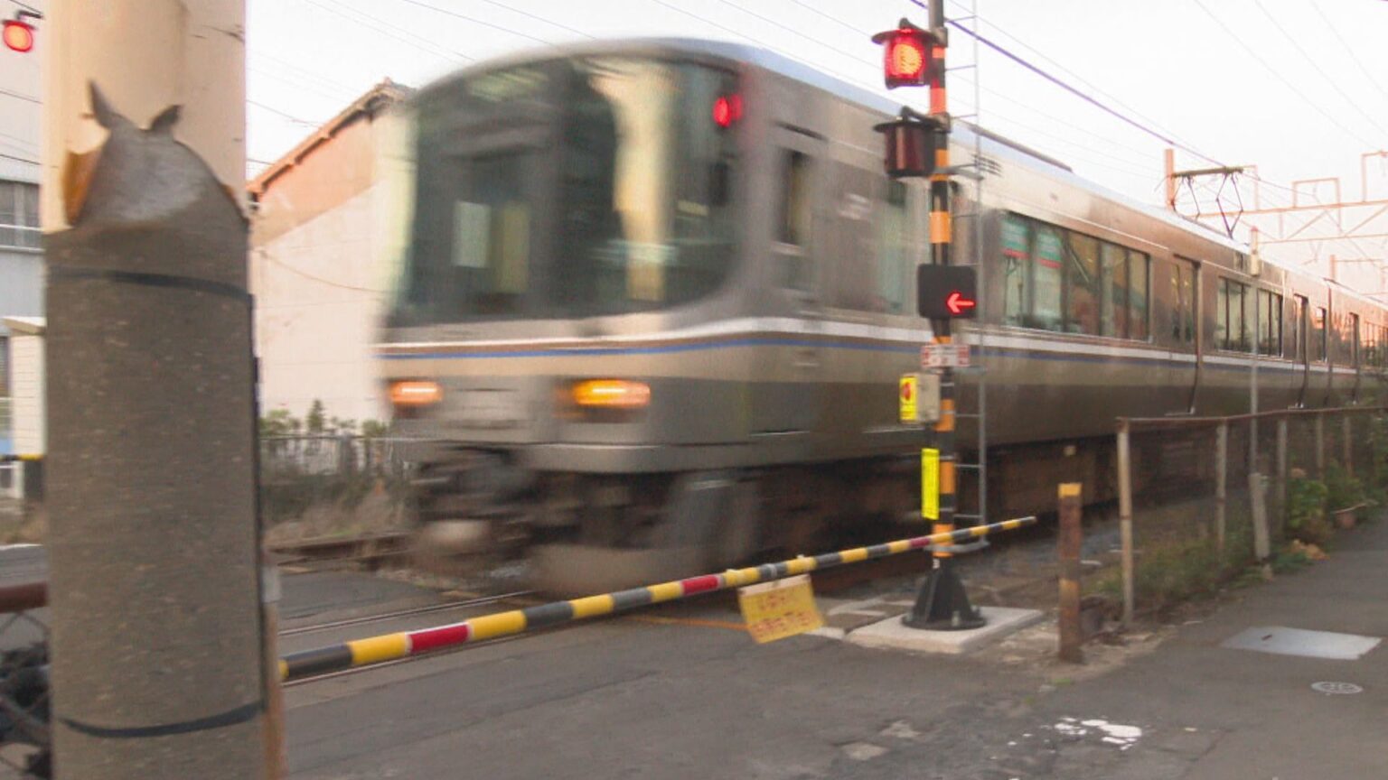 踏切でマリンライナーと車が接触…車はその後逃走か 警察が行方追う 約1900人に影響 JR予讃線・高松市 | KSBニュース | KSB瀬戸内海放送 踏切でマリンライナーと車が接触…車はその後逃走か 警察が行方追う 約1900人に影響 JR予讃線・高松市 | KSBニュース | KSB瀬戸内海放送