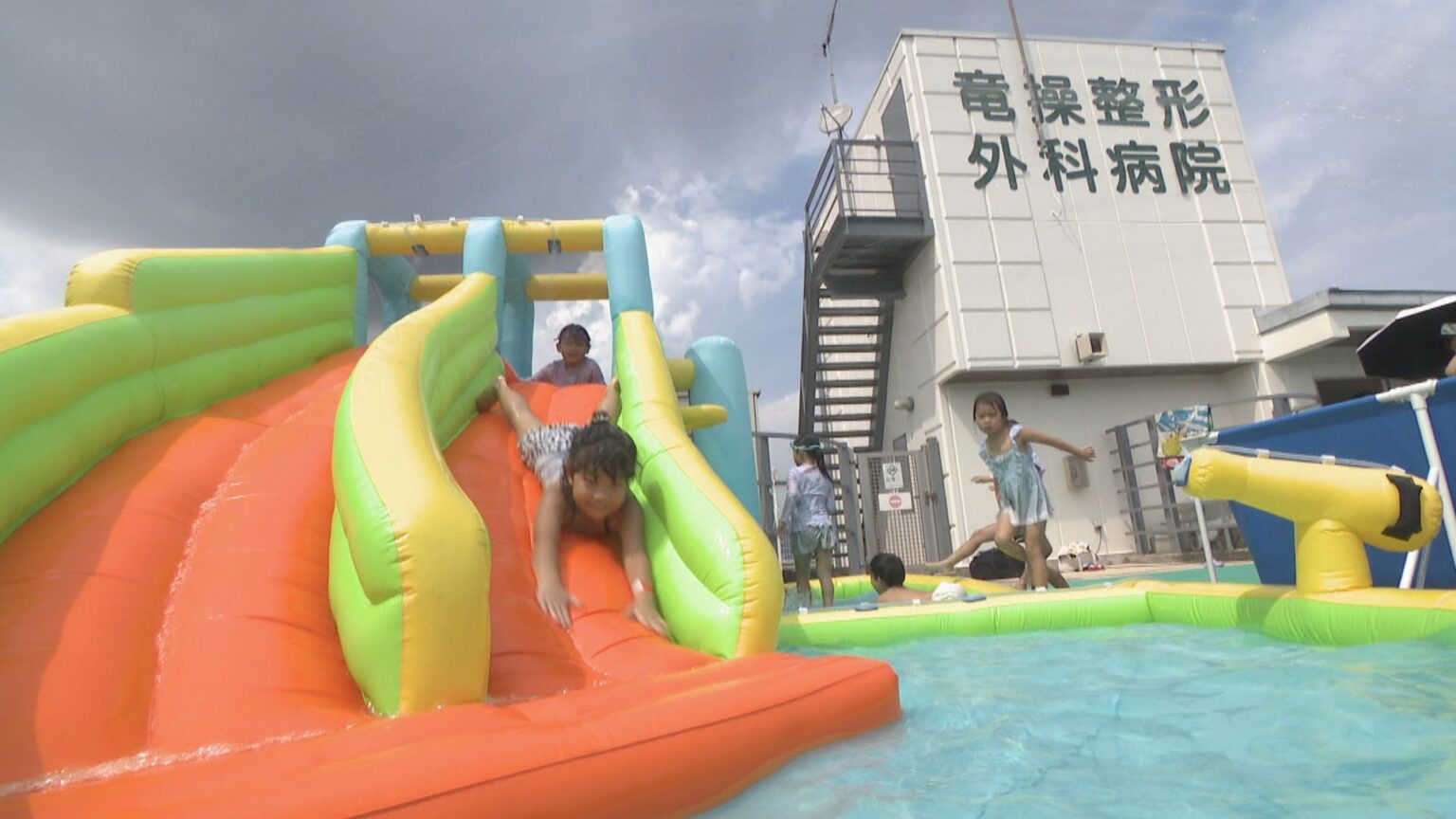 病院の屋上にプールがオープン！子どもたちでにぎわう　院内有志が企業立ち上げ　医療従事者常駐で中学生以下300円　岡山市 | KSBニュース | KSB瀬戸内海放送