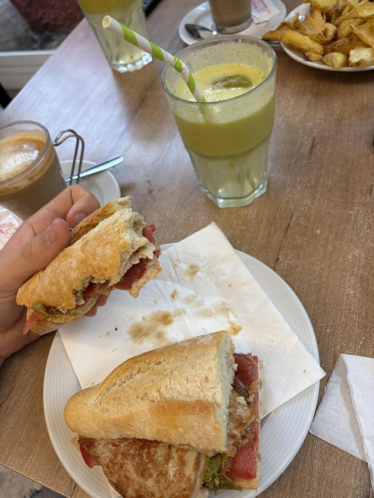 牛乳とコーヒー付きの山。教皇と