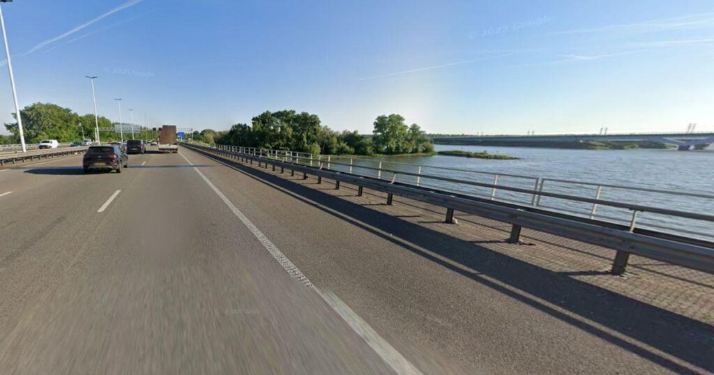 トラック運転手は冷却、緊急車線への駐車、Moerdijkbrugからジャンプを探しています