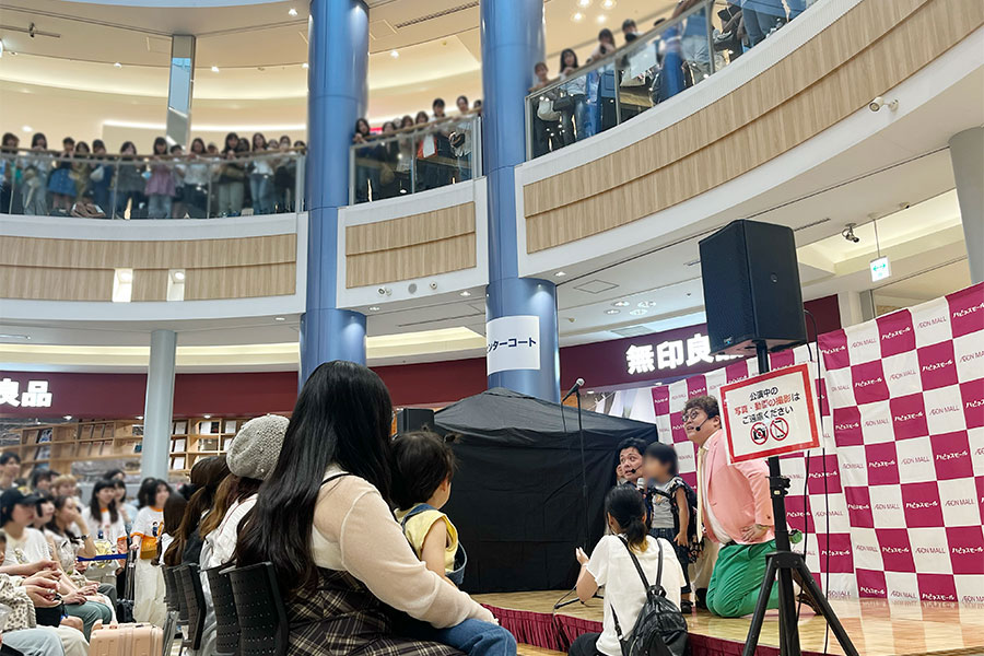 舞台上で話を聞くマユリカ（8月30日 Lmaga.jp撮影）