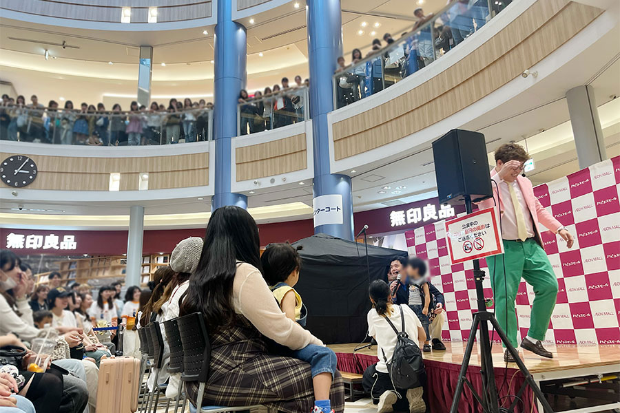 1〜4階まで大勢のファンが（8月30日 Lmaga.jp撮影）