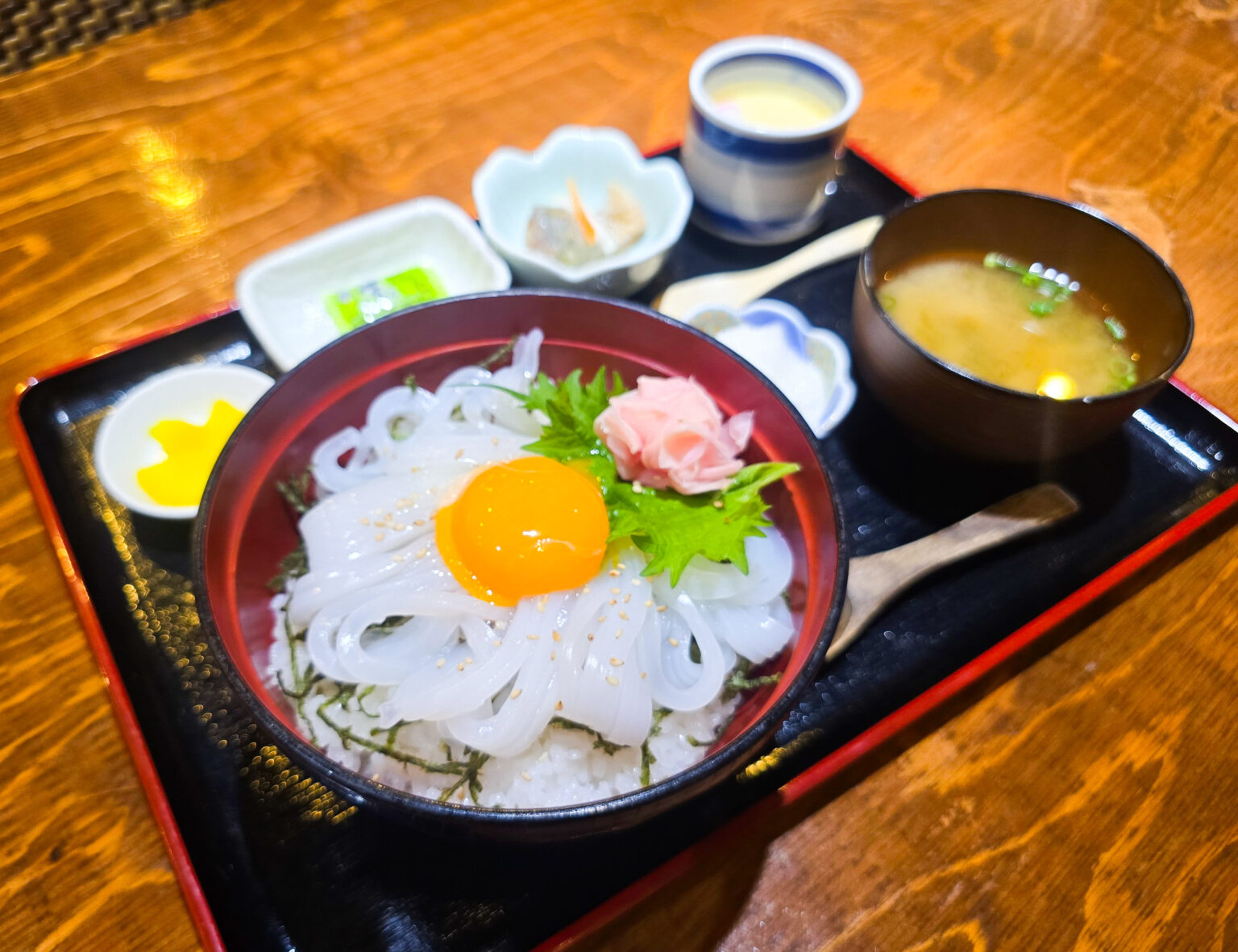 境港の夏の味覚『お食事処 海心』で白いか丼を堪能 | 鳥取マガジン 境港の夏の味覚『お食事処 海心』で白いか丼を堪能 | 鳥取マガジン