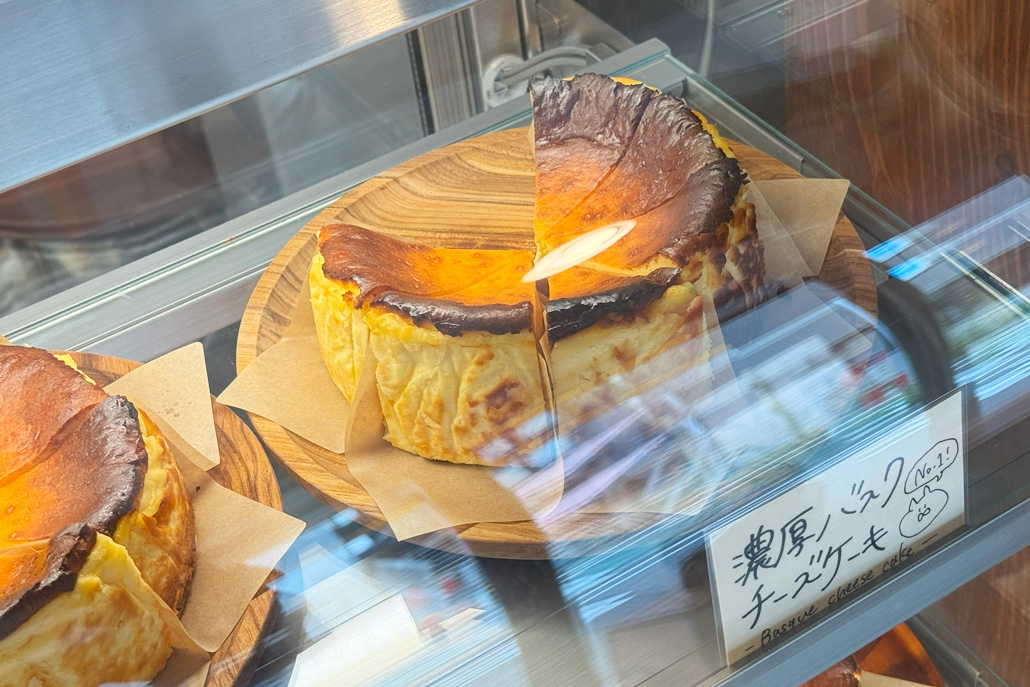 バスクチーズケーキのお店「sammo（サモ）」のショーケース画像１