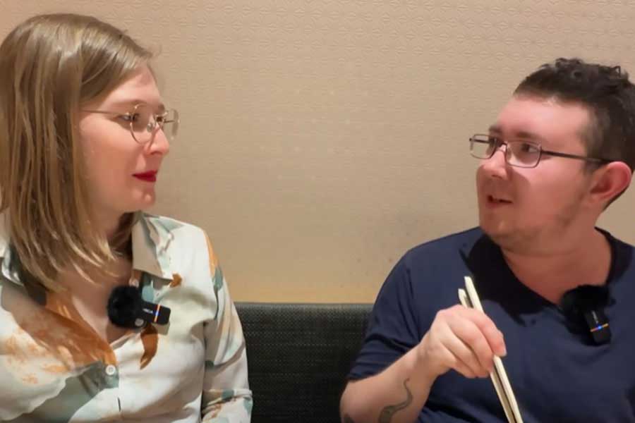 日本食を堪能する（左から）ドイツ人のレナさんとジェレミーさん（スクリーンショット）