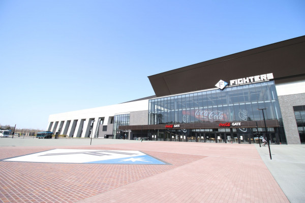 北海道ボールパークエフビレッジコカコーラゲート前の写真