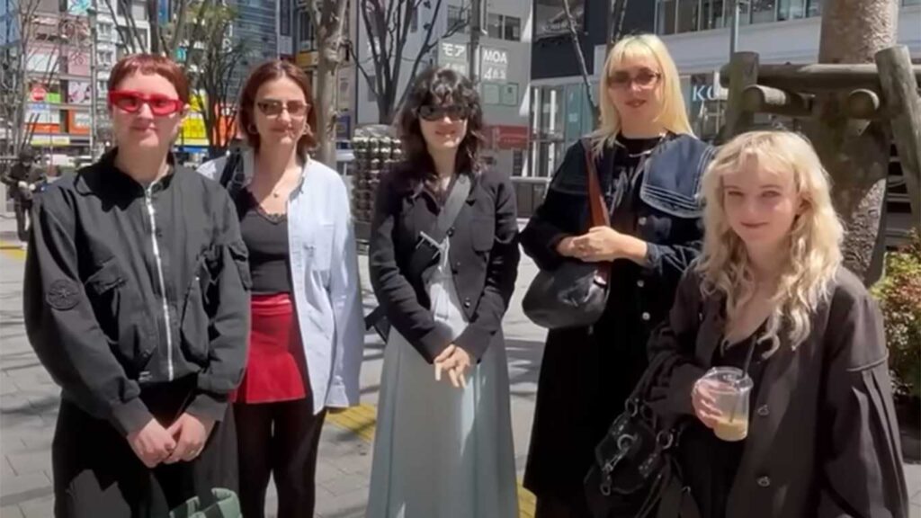 ザ・ラスト・ディナー・パーティーのメンバーの（左から）リジーさん、オーロラさん、アビゲイルさん、ジョージアさん、エミリーさん（スクリーンショット）