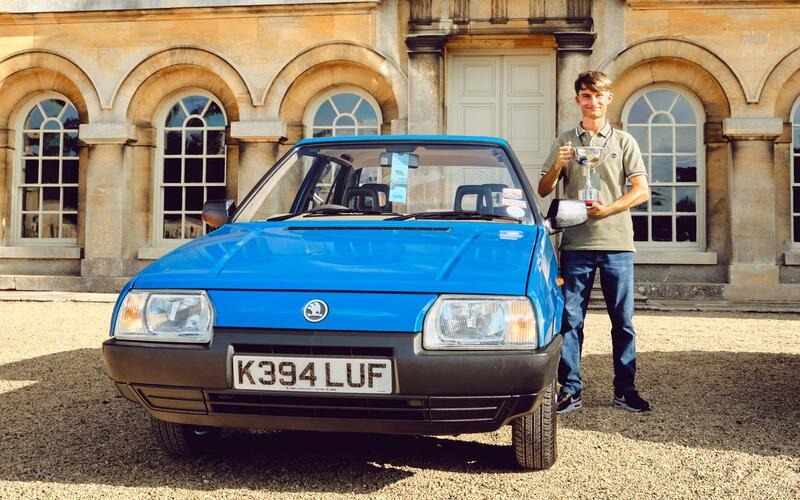 優勝した1992年式スコダ・ファヴォリット・フォーラムとオーナーのサイモンさん